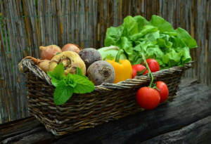cesta con hortalizas